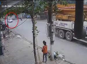 Phóng như bay tông vỡ đầu ô tô, lái xe máy lộn santo gặp cái kết may mắn